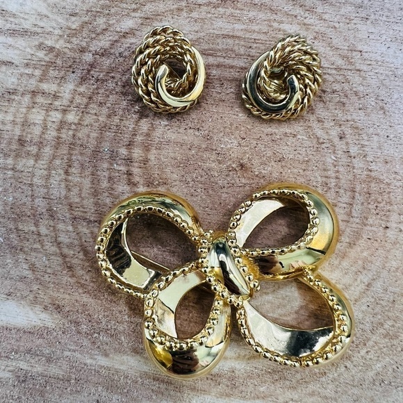 MONET BROOCH & EARRING SET | Gold Tone Bow Rope Style Earrings Clip Style - Picture 9 of 10